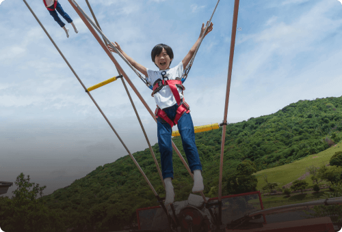 遊具で遊ぶ